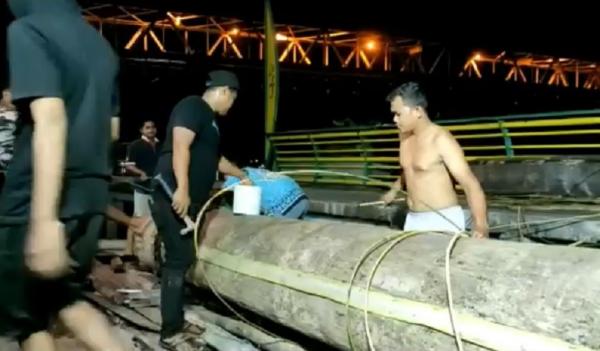 Meriam Karbit 1 Pembuatan meriam karbit di Pontianak, Kalimantan Barat. (Foto: iNews/Uun Yuniar)