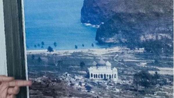 Repro masjid Rahmatullah saat tsunami 2004 Repro masjid Rahmatullah saat tsunami 2004 (Foto: IG Sandiaga Uno)