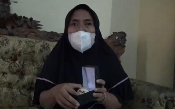 Telur lafadz Allah 2 Ida, pemilik Telur lafadz Allah di Pandeglang, Banten. (Foto: iNews/Iskandar Nasution)