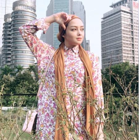 Terry Putri dengan hijab semi turban.