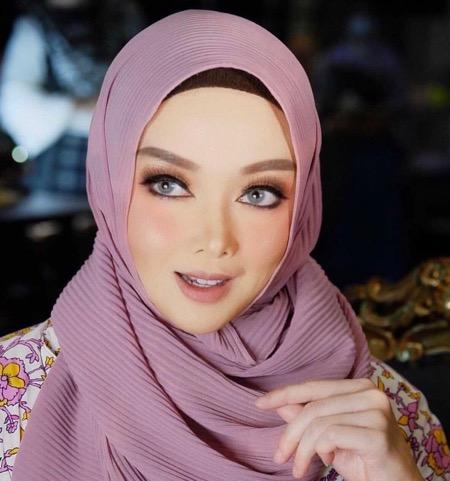 Terry Putri dengan pleated pashmina.