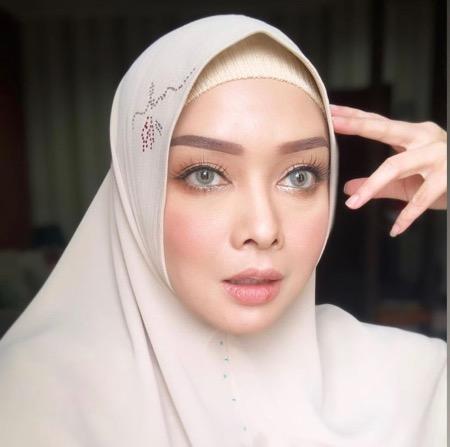 Terry Putri 3 Terry Putri dengan bergo bertabur Swarovski.