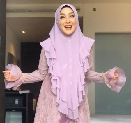 Terry Putri 4 Terry Putri memakai hijab syari bersusun.