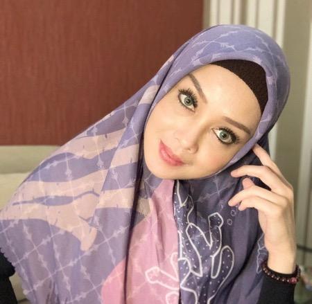 Terry Putri 5 Terry memakai hijab motif nuansa ungu.