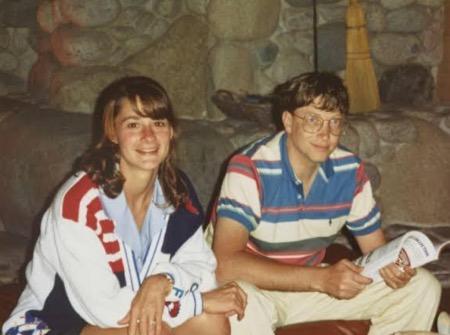 Melinda dan Bill memakai baju serasi.