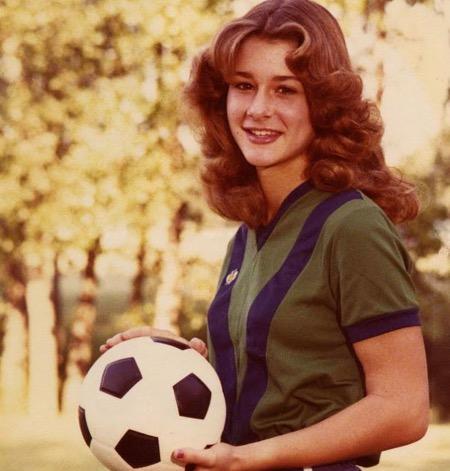 Melinda Gates bermain bola.