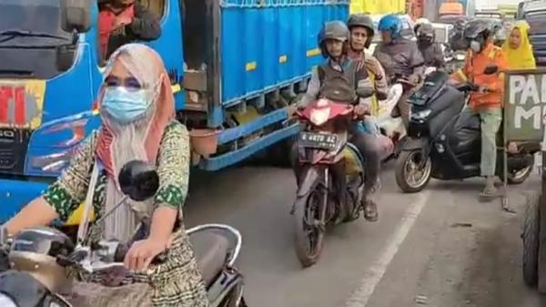 Rabu Pagi, Arus Mudik Jalur Pantura di Cirebon Padat Merayap