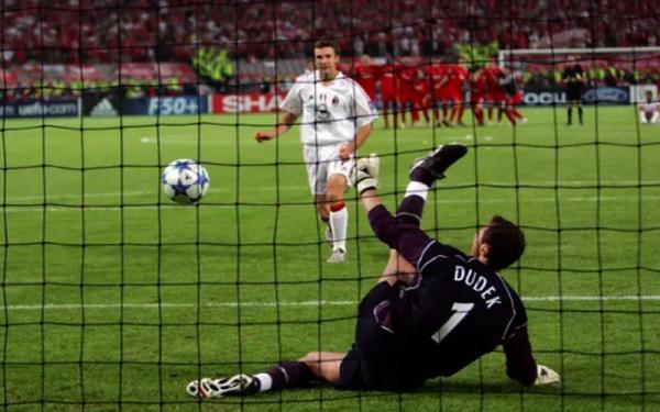 Penalti Striker AC Milan Andriy Shevchenko ditepis Kiper Liverpool Jerzy Dudek pada final Liga Champions 2005. (Foto: Sport Bible)