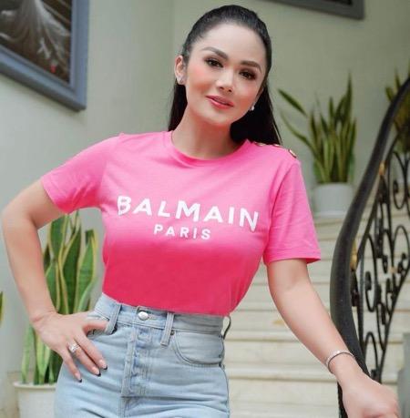 Krisdayanti tampak muda dengan kaos pink.