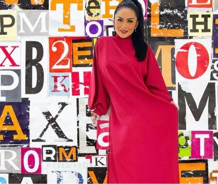 Krisdayanti fresh dengan kaftan merah.