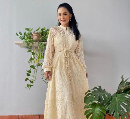 Anggun dengan white dress.