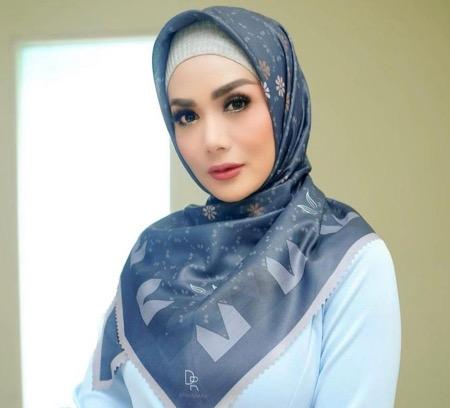 Krisdayanti saat berjilbab.