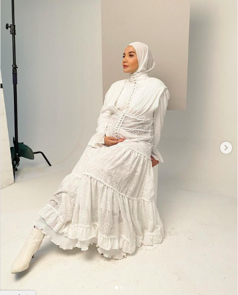 06 Zaskia Sungkar Zaskia Sungkar, salah satu artis yang tolak tawaran syuting karena lepas hijab.