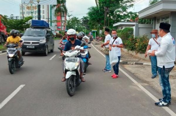 Kader dan pengurus DPW Perindo Jambi membagikan paket takjil ke pengguna jalan. (Foto: MNC Portal/Azhari Sultan)