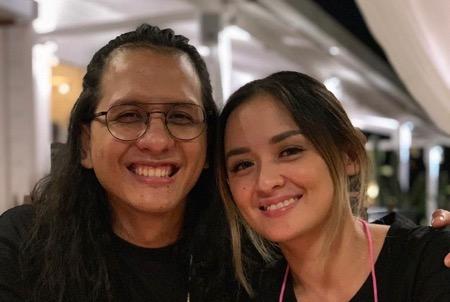 Joanna Alexandra 8 Kembaran dengan kaus hitam.