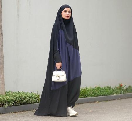 Shireen dalam hijab syar&rsquo;i