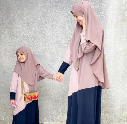 Artis yang Berhijab Setelah Memiliki Anak. (Foto: Instagram)