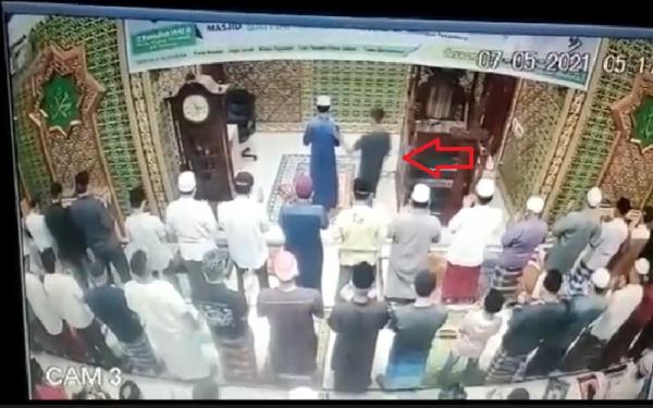 Imam Masjid Baitul Arsy di Perumahan Widya Graha, Imam Masjid Baitul Arsy di Perumahan Widya Graha, Jalan Srikandi, Kelurahan Delima, Kecamatan Tampan, Pekanbaru dipukul seorang pemuda