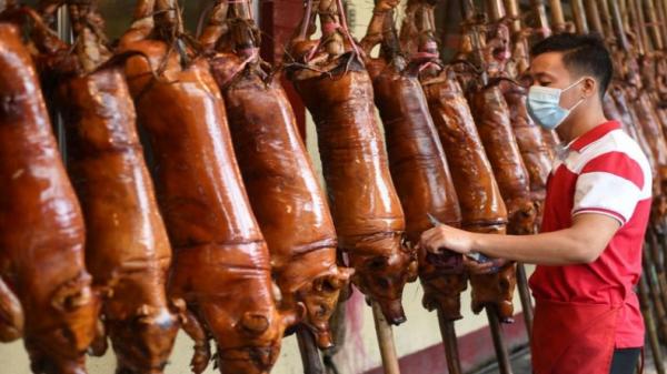 Lechon atau babi panggang yang disajikan utuh bersama bumbu menjadi makanan paling populer saat perayaan Natal di Filipina. (Foto: Istimewa).