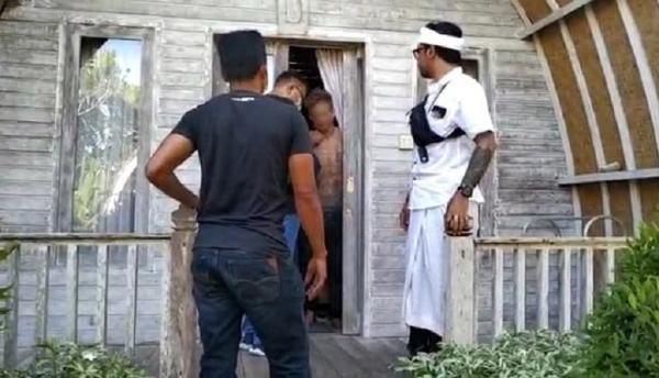 Bule Kelas Orgasme 2 Warga negara Kanada Christopher ditangkap di Ubud, Gianyar, Bali terkait kelas orgasme. (Foto: Imigrasi Bali)