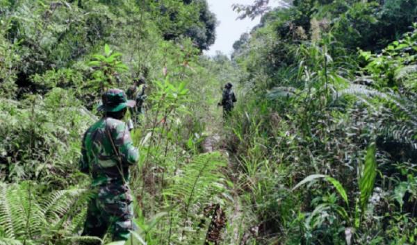 Jalan Tikus Perbatasan Indonesia-Malaysia Satgas Pamtas RI-Malaysia Yonif 407/PK melakukan pengawasan ketat dan menutup sejumlah jalan tikus di batas RI-Malaysia wilayah Kapuas Hulu Kalimantan Barat. (Timotius)