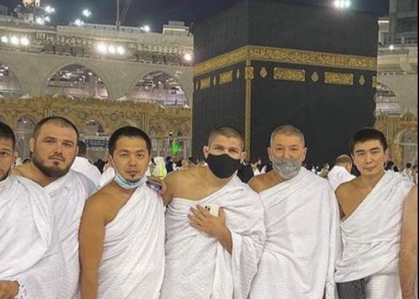 Khabib Nurmagomedov Foto Khabib Nurmagomedov umrah ke Tanah Suci Mekkah mendadak viral di media sosial. (Foto: Facebook Harmain)