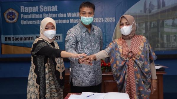 Siti Marwiyah adik Mahfud MD Siti Marwiyah menang telak atas Meithiana pada Pemilihan Rektor Universitas Dr Soetomo (Unitomo) Surabaya, Sabtu (8/5/2021). (Foto: MPI/Ali Masduki)