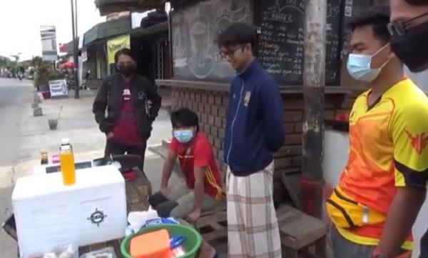 Thailand Takjil 2 Mahasiswa Thailand berjualan takjil di Padang, Sumatera Barat. (Foto: iNews/Budi Sunandar)