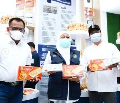 Gubernur Jatim Khofifah Indarparawansa bersama Wali Kota pasuruan Syaifullah Yusuf membeli bipang jangkar. (Foto: Instagram)