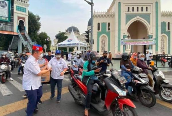 Pengurus Perindo Sumut membagikan paker takjil ke pengguna jalan di Kota Medan. (Foto: MNC Portal/Wahyudi Aulia S)