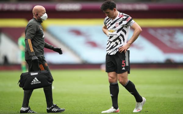 Harry Maguire Bek Manchester United (MU) Harry Maguire menahan sakit cedera engkel saat melawan Aston Villa, Minggu (9/5/2021) malam WIB. (Foto: Reuters)