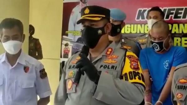 Kapolres Cianjur AKBP M Rifai menunjukkan Dede Iskandar pelaku pembakaran gadis cantik Inda Daniarti. (Foto: iNews/M Andi Ichsyan)