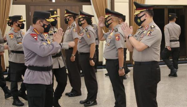 Kapolri Jenderal Pol Listyo Sigit Prabowo memimpin upacara kenaikan pangkat. (Foto ist).
