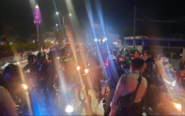 Ribuan pemudik sepeda motor diputar balik petugas di perbatasan Bekasi-Karawang, Rabu (12/5/2021) dini hari. (Foto: MNC Portal/Yohanes Tobing)