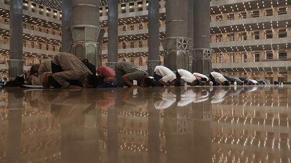 Perbedaan Ibadah Mahdhah dan Ghairu Mahdhah Lengkap dengan Pengertian serta Contoh