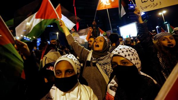 aksi pro palestina Aksi pro-Palestine dekat Kantor Konsulat Israel di Istanbul. (Foto: Reuters)