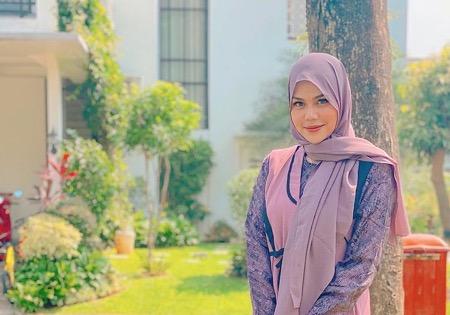 Artis lebih suka pindah-pindah rumah. 