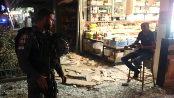 Serangan roket dari Gaza menghantam Holon (Foto: Reuters)