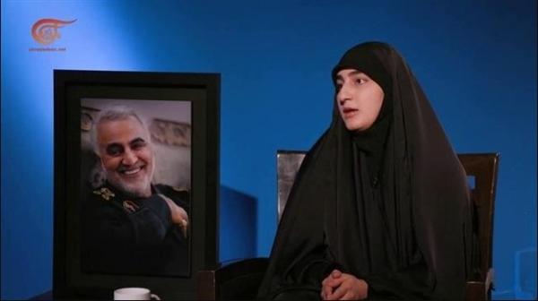 Zeinab Soleimani 2 Zeinab Soelimani bersama potret ayahnya, Letjen Qassem Soleimani.