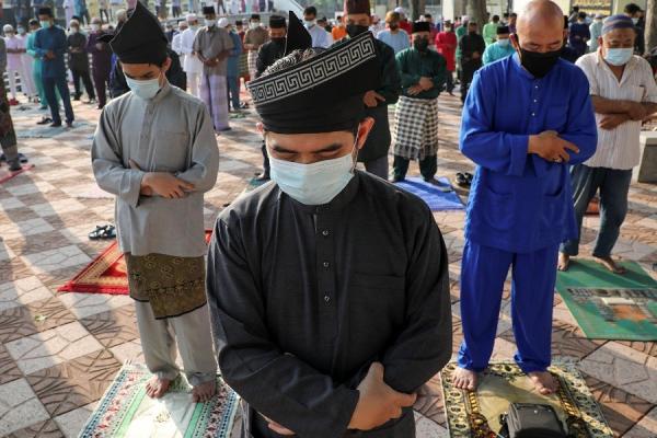 Jamaah mengenakan busana melayu sedang menunaikan Shalat Id di Masjid Nasional, Kuala Lumpur, Malaysia, Kamis (13/5/2021). (Foto: Reuters)