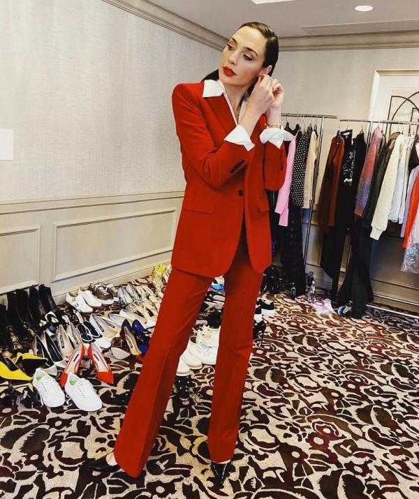 Gal Gadot tampil mempesona dalam gaya sederna. (Foto: Instagram)