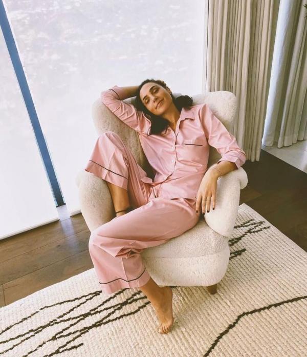 Gal Gadot tampil mempesona dalam gaya sederna. (Foto: Instagram)