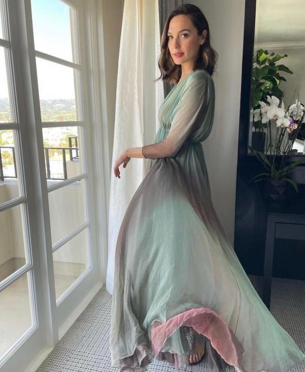 Gal Gadot tampil mempesona dalam gaya sederna. (Foto: Instagram)