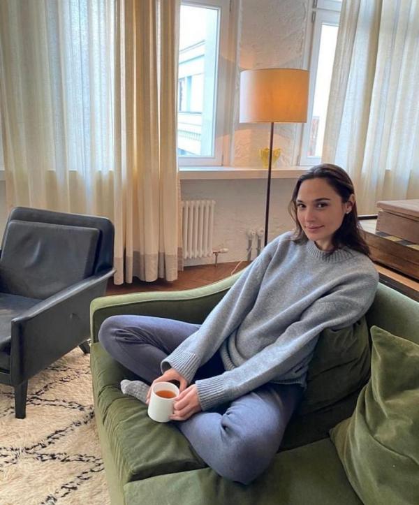 Gal Gadot tampil mempesona dalam gaya sederna. (Foto: Instagram)