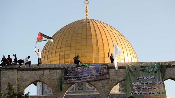 Gubernur DKI Jakarta Anies Baswedan memakai syal bergambar bendera Palestina saat melaksanakan sholat Id di kediaman pribadi di Lebak Bulus, Jakarta Selatan, Kamis (13/5/2021). (Foto: Antara)