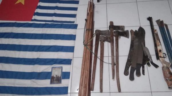 Barang Bukti KKB Papua Barang bukti yang disita dari KKB Papua yang ditembak mati (Istimewa)