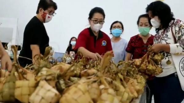 Jemaat Gereja Katolik Santo Yohanes Ciamis menyiapkan ketupat lebaran untuk dibagikan kepada warga sekitar. (Foto: iNews/Acep Muslim)