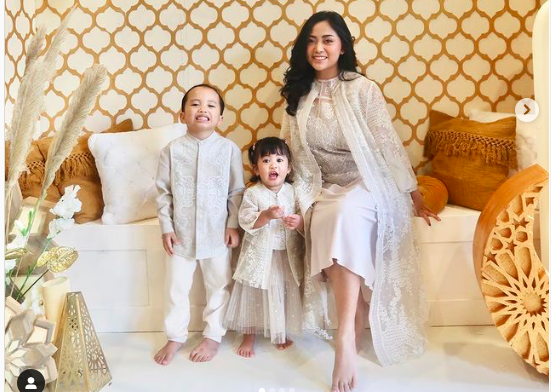 Artis cantik ini merayakan Lebaran pertama dengan status barunya sebagai janda. (Foto: Instagram)