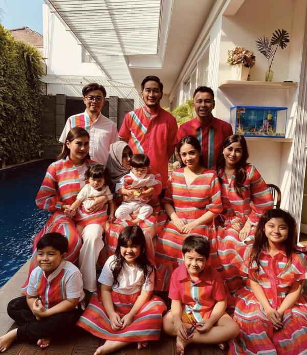 14 Artis Lebaran1 Keluarga artis kompak merayakan Lebaran dengan busana senada. (Foto: Instagram)