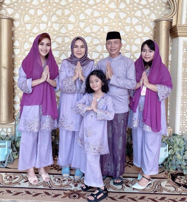 14 Artis Lebaran2 Keluarga artis kompak merayakan Lebaran dengan busana senada. (Foto: Instagram)